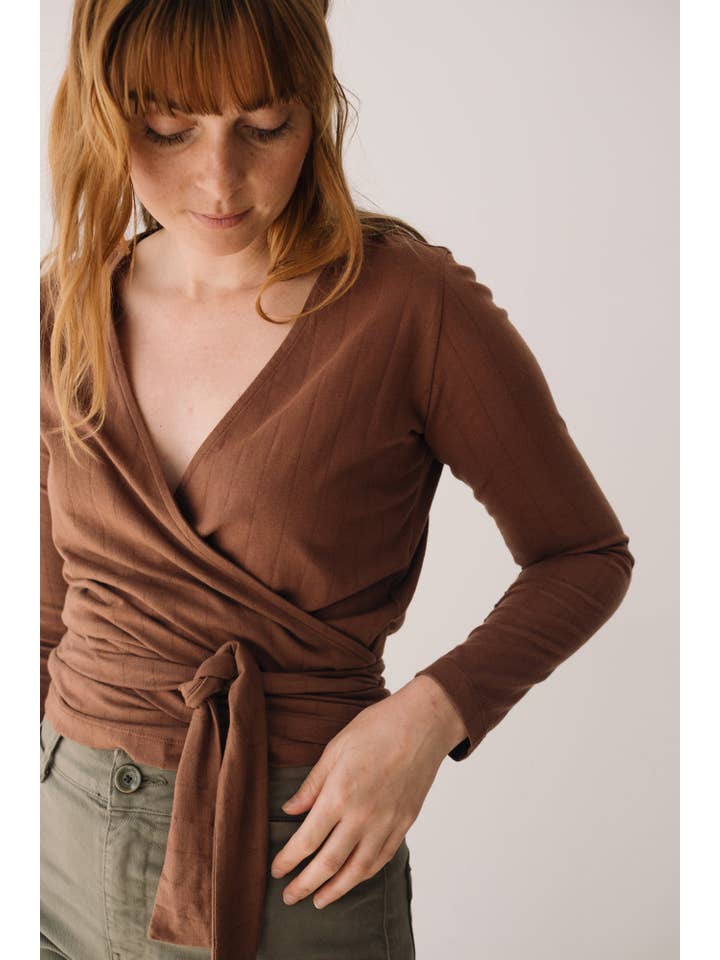 Brown Top cruzado de punto orgánico en marrón for wholesale on Faire2