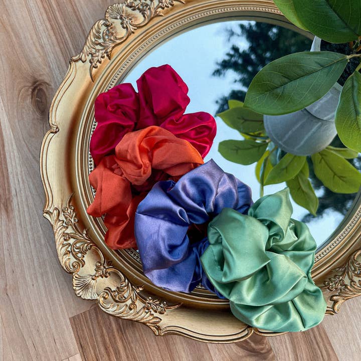 Scrunchies in raso luminoso | Regali per gli amici | Accessori per capelli colorati | Scrunchies in raso per la vendita all'ingrosso da parte di Normanco