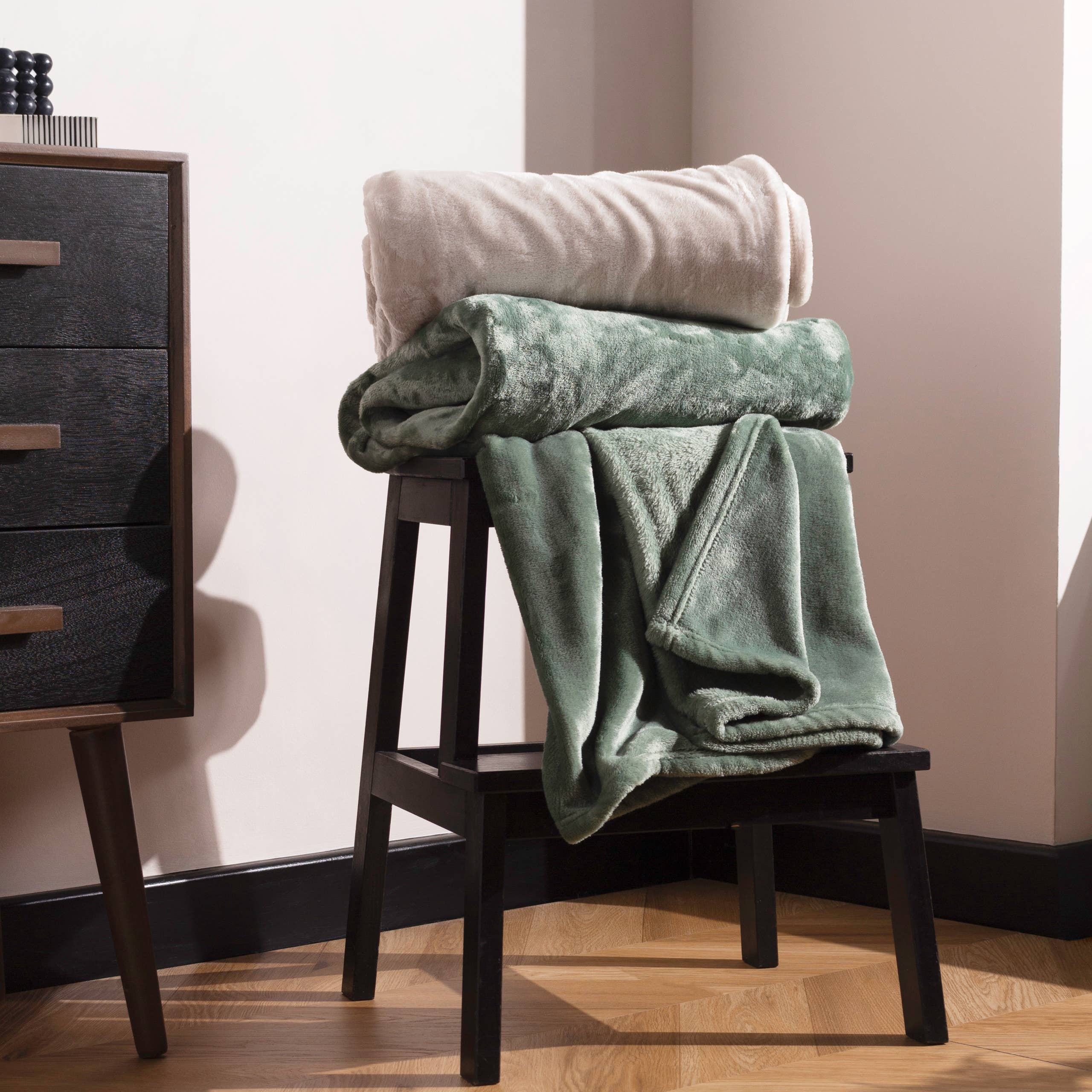 Harlow Fleece Throw Ecru for wholesale on Faire4