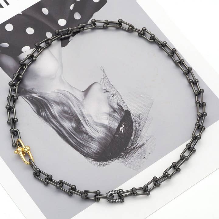 BestBeads&Beyond - Vendita all'ingrosso Collane a catena e maglie - Collana a catena a forma di U con focale a maglia CZ, Sku #EF1832