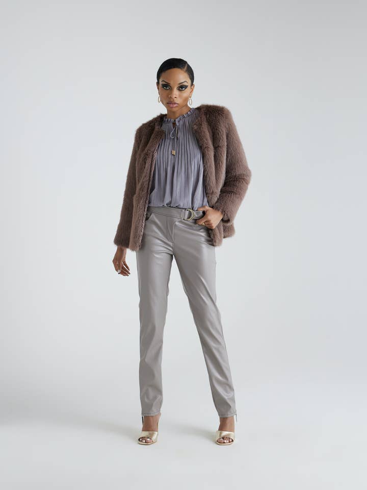 Manteau mi-long en fausse fourrure à poil court Alpine pour la vente par aŠady