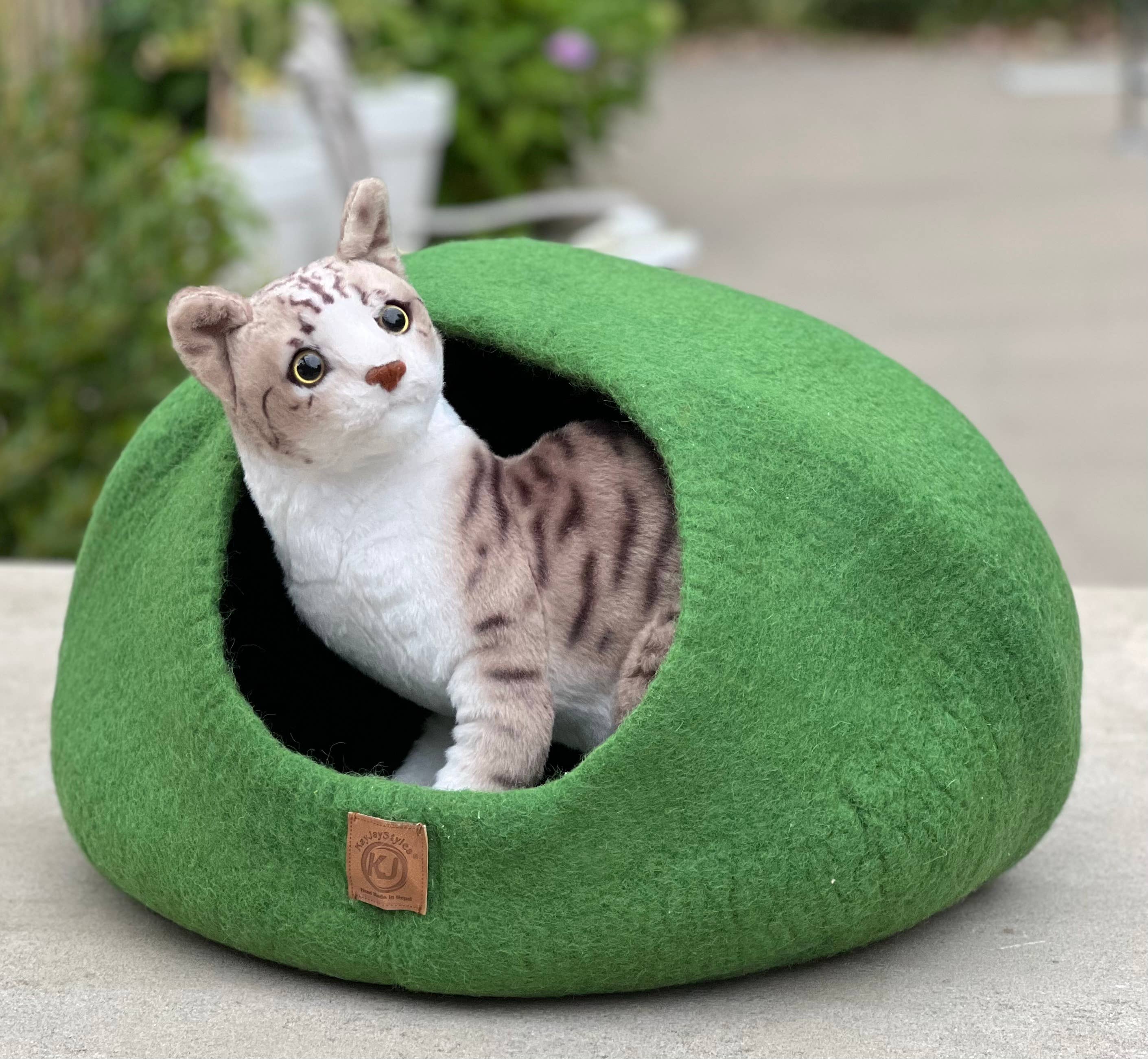 Lungta Imports - Wholesale Pet Cave - Cat/Dog - Hand Made Felt Wool Cat Cave / Cat Bed / Warm Cat House (Cop18