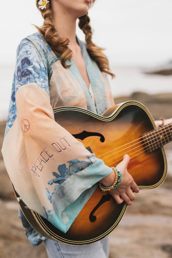 Market of Stars (Worldwide) - Vente Kimono – femme - Kimono court Peace Out Pixie Duster avec colombes et lever de soleil4