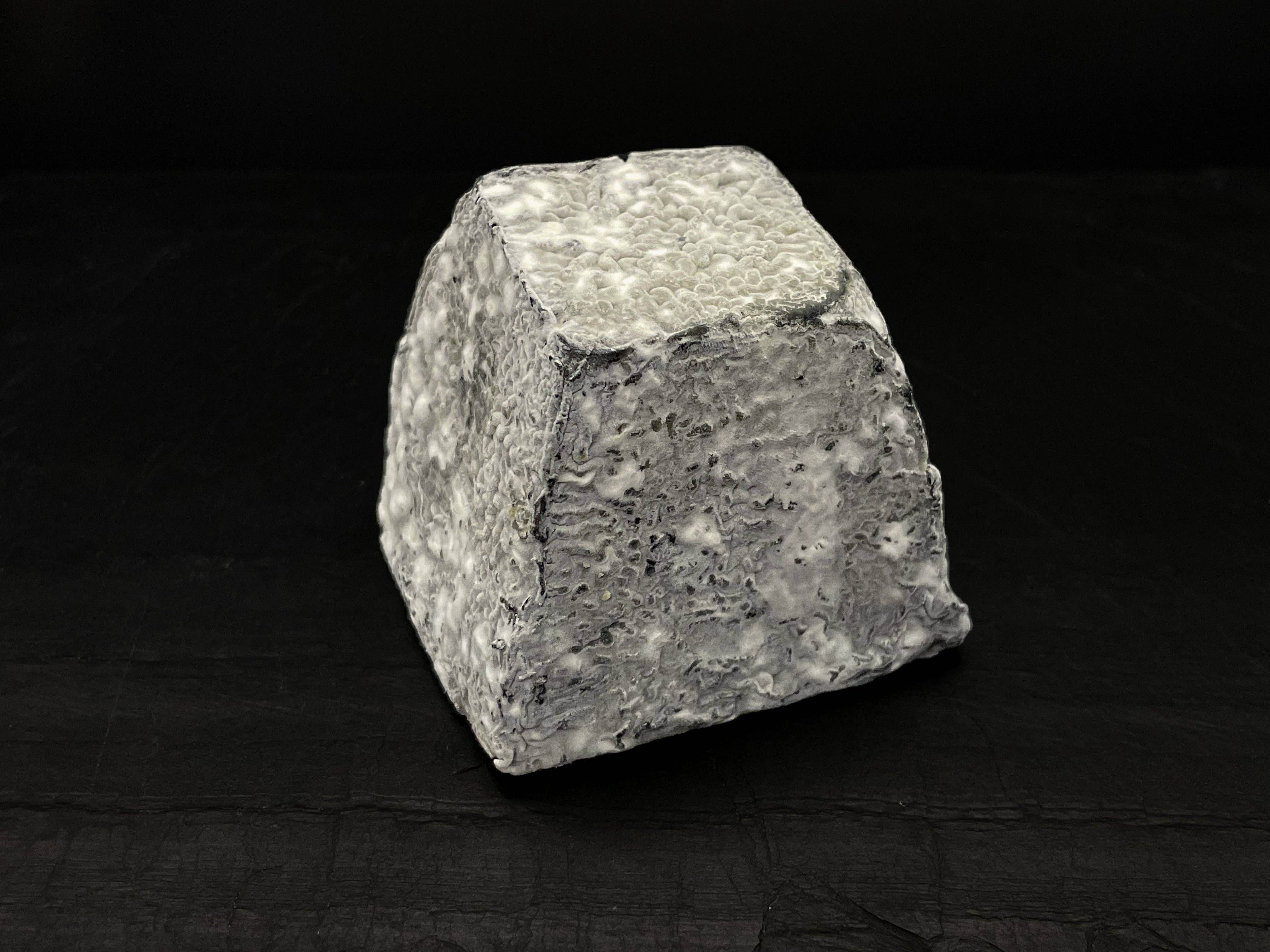 La Boutique Du Fromage ( La Ferme de l'Amelie - Venta al por mayor Quesos - Queso Pirámide Cubierto de Ceniza