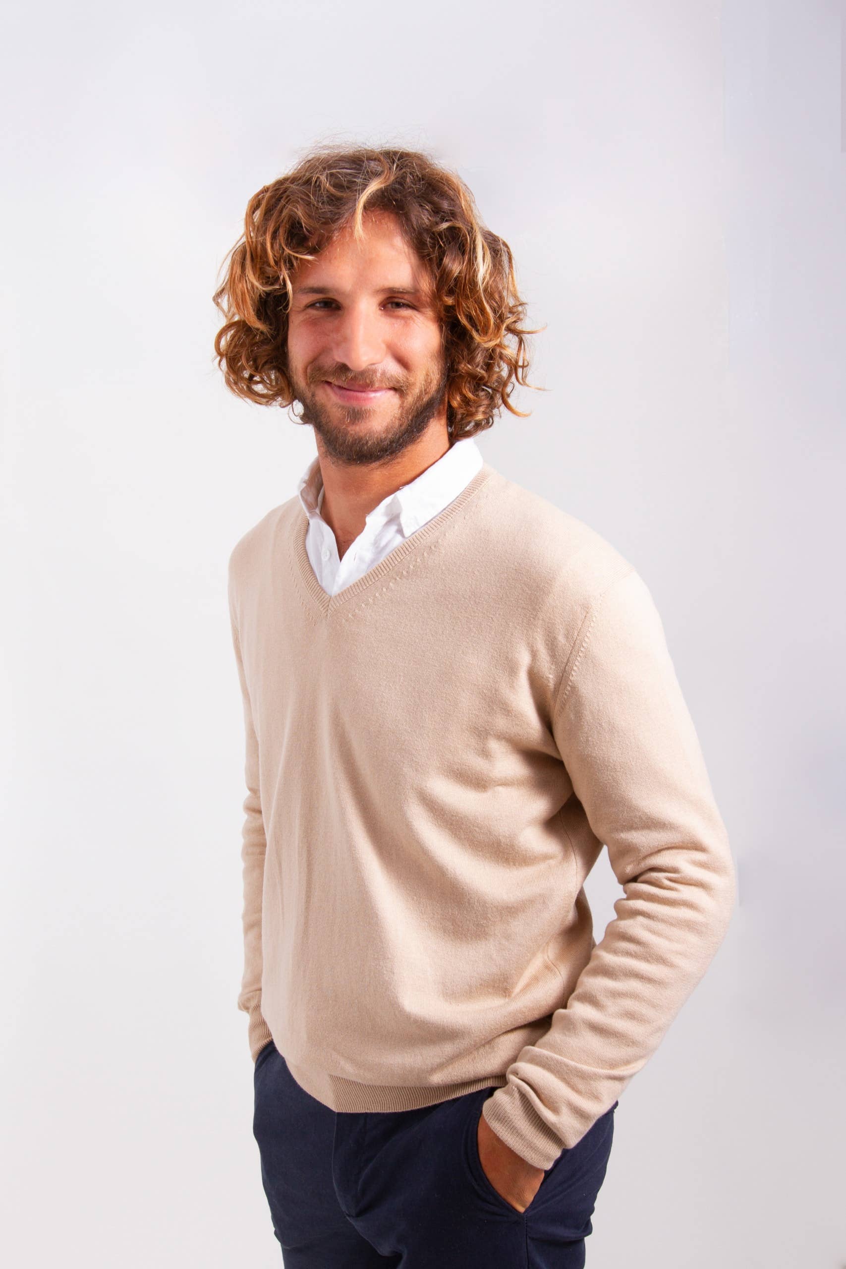 ARMAZÉM DAS MALHAS – wholesale Knitted jumper – Men′s – Classic V-Neck Sweater - Beige4