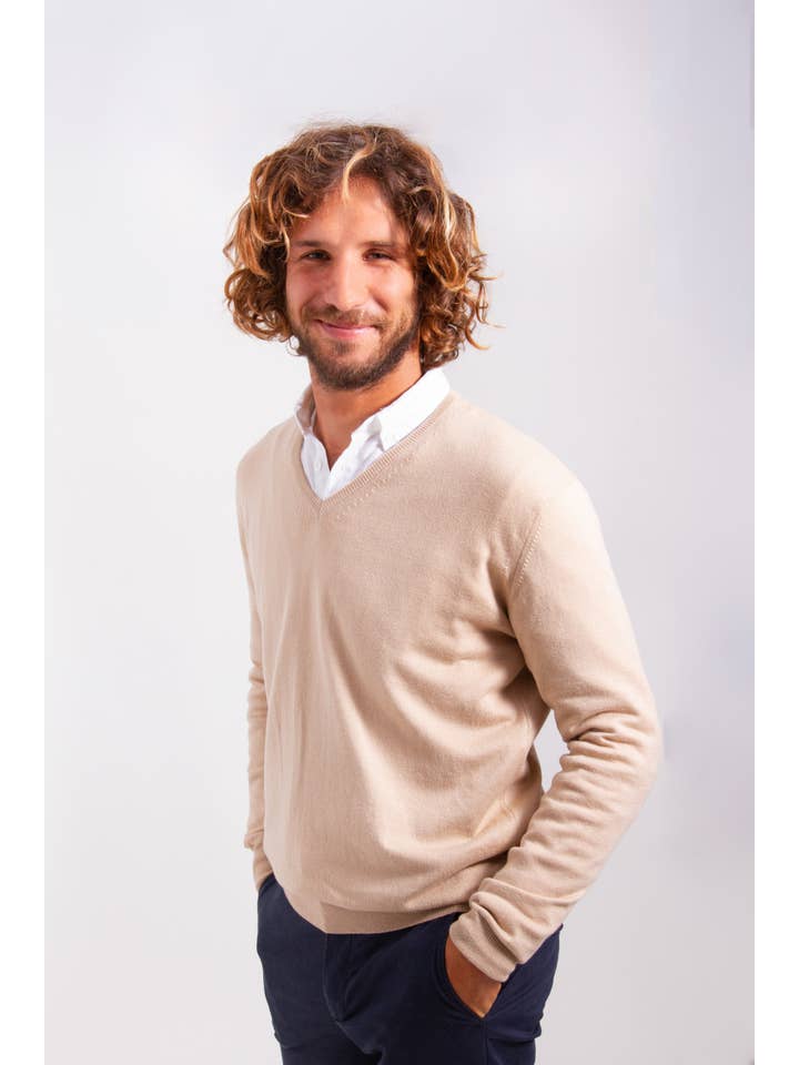 ARMAZÉM DAS MALHAS – wholesale Knitted jumper – Men′s – Classic V-Neck Sweater - Beige4