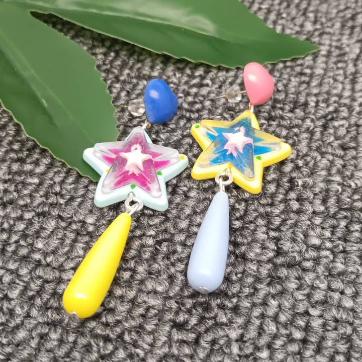 Mio Queena - Wholesale Hangende/ronde oorbellen - YK - Dopamine gekleurde oorstekers met stervormige bedel1