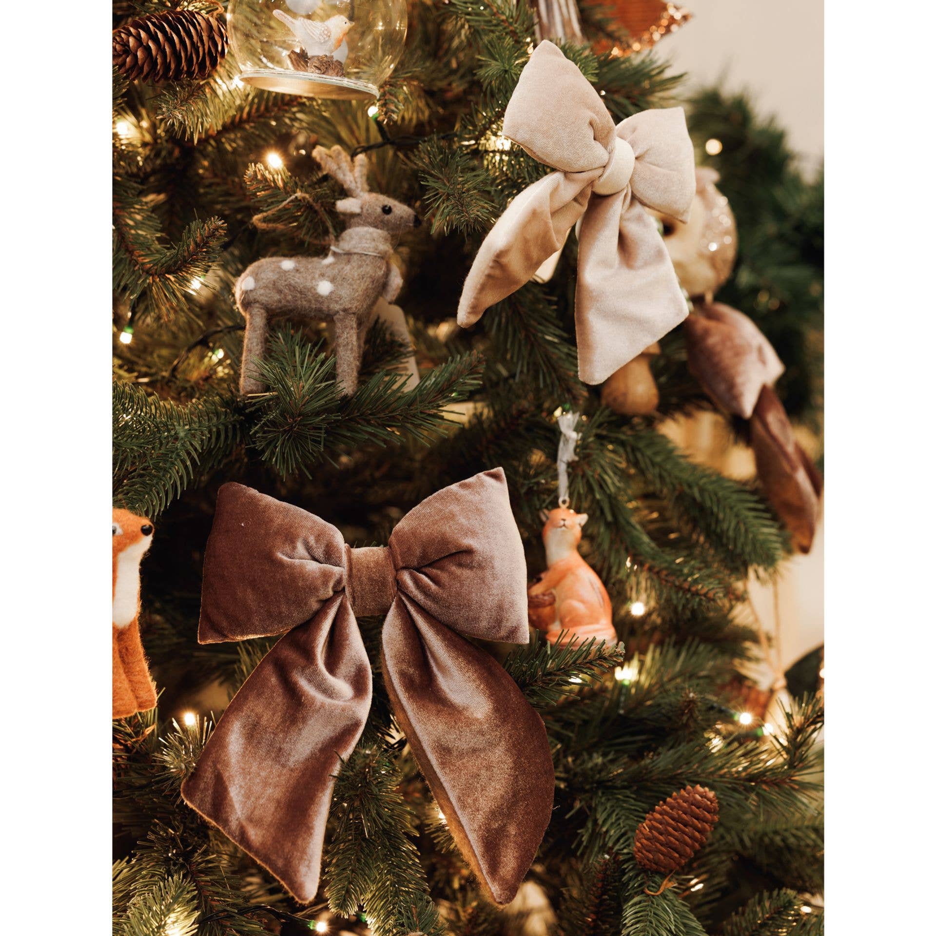 WIDDOP and Co. - Wholesale Christmas Decoration - Velvet Bow With Clip 14 x 16cm Taupe1