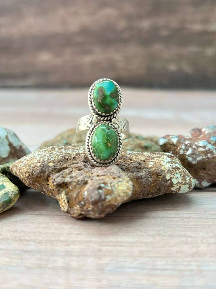 Anello regolabile in argento sterling fatto a mano con turchese Kingman "Firmato Nizhoni" per la vendita all'ingrosso da parte di Nizhonitradersllc