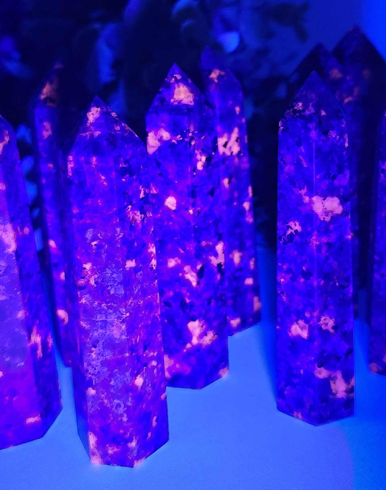 Meraki Gemstones - Vendita all'ingrosso Pietra/cristallo spirituale - Torre Yooperlite reattiva ai raggi UV (circa 8,9-9 cm) qualità AAA1