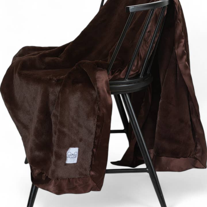 Luksus Satin Kant Tæppe - Chokolade for engroshandel hos ellie and sam