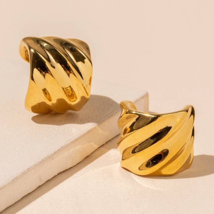 Arete grueso martillado de acero inoxidable chapado en oro de 18 quilates para venta al por mayor de Lilla Haven