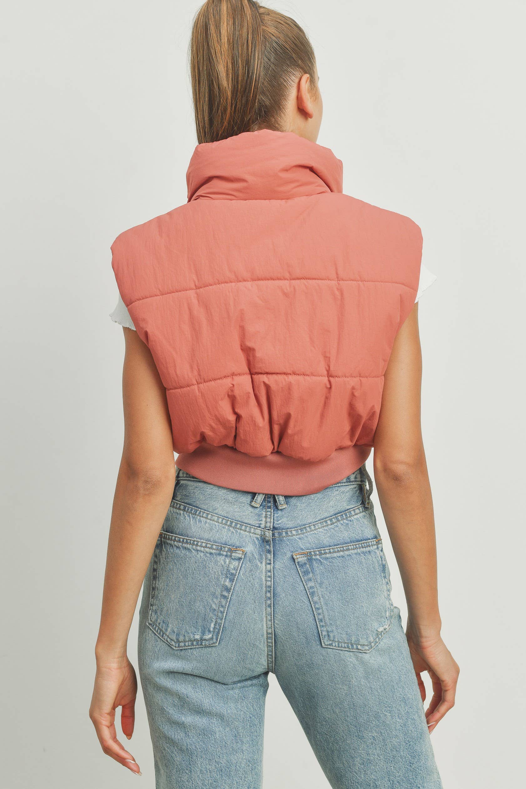 BUTTERMELON – Großhandel Oberbekleidungsweste – Damen – BUTTERMELON Steppweste zum Reißverschluss, cropped, für den Herbst5