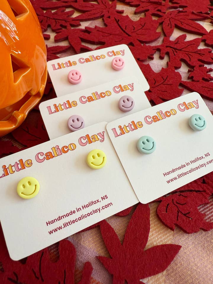 Glada ansiktsstift | Örhängen i polymerlera för wholesale av Little Calico Clay
