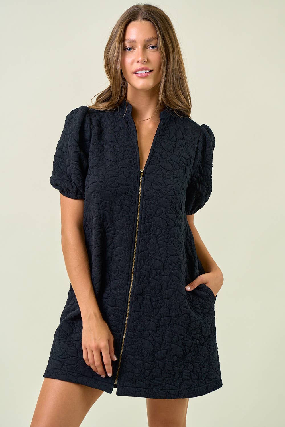 Doe and Rae – wholesale Klänning - Dam – FLORAL JACQUARD KLÄNNING MED DRAGKEDJA FRAM OCH PUFFÄRMAR - 28054D7