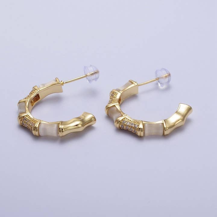 Orecchini a cerchio a forma di C in bambù con occhio di gatto bianco e micro pavé di zirconi in oro 14K | AD-084 per la vendita all'ingrosso da parte di Aim Eternal