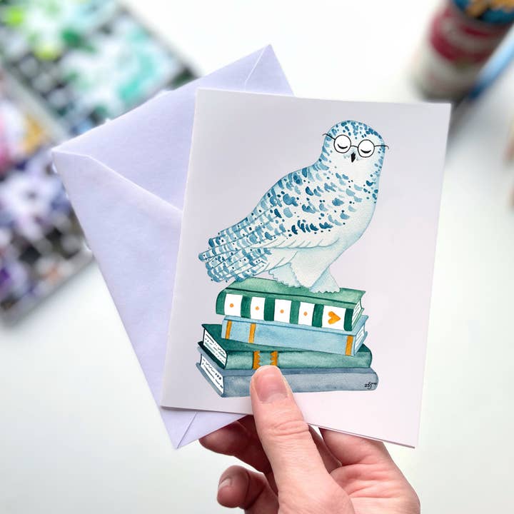 Snöuggla Läser Bokhög Vykort – Vinterfågelkonst för wholesale av Owlfeathers Watercolor