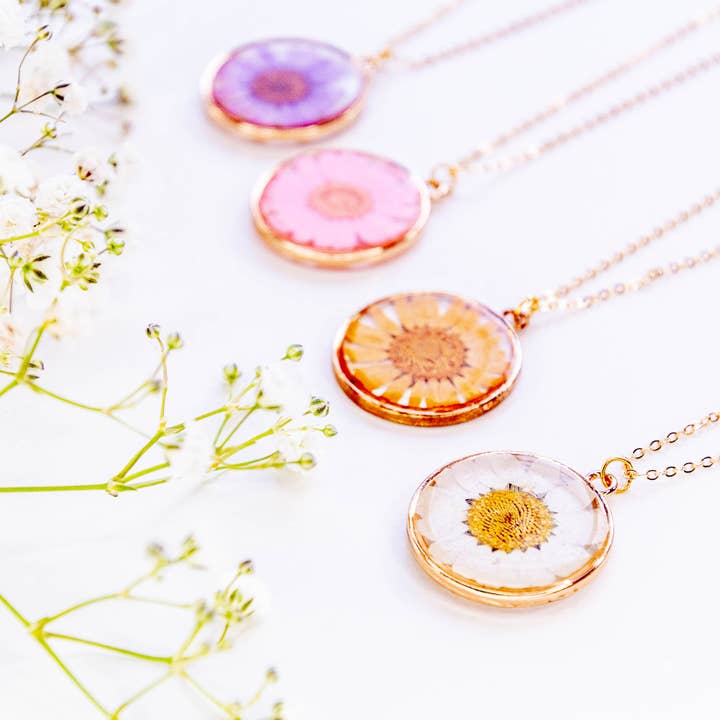 Allie and Posie – wholesale Pendant/charm necklace – DAISY necklace with real pressed marguerite daisies in resin5