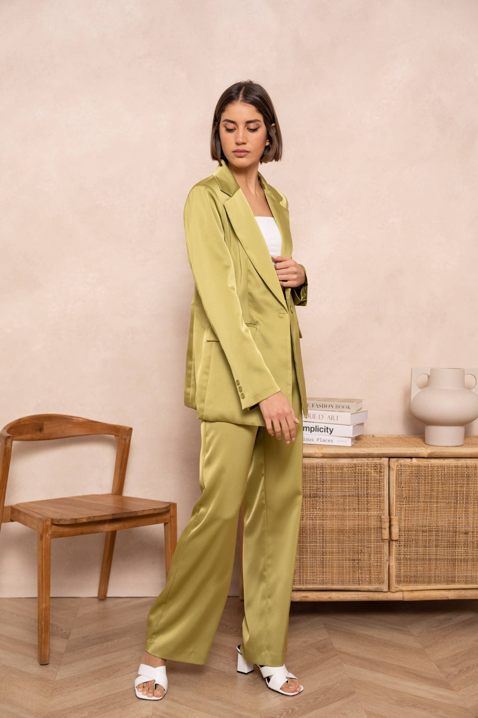 Attentif Paris – wholesale Kostymjacka – Dam – Smal skräddarsydd satinjacka med enfärgade knappar21