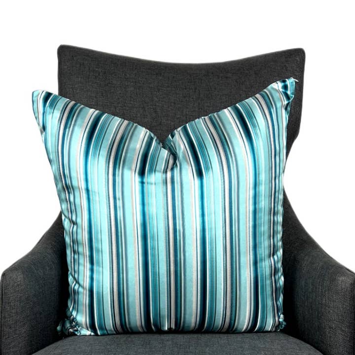 Coussin décoratif en soie avec rayures multicolores pour la vente par DECO DECOR