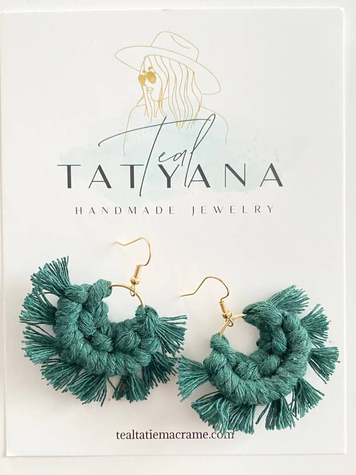 Orecchini con frangia luna per la vendita all'ingrosso da parte di Tatyana Teal Macrame Jewelry
