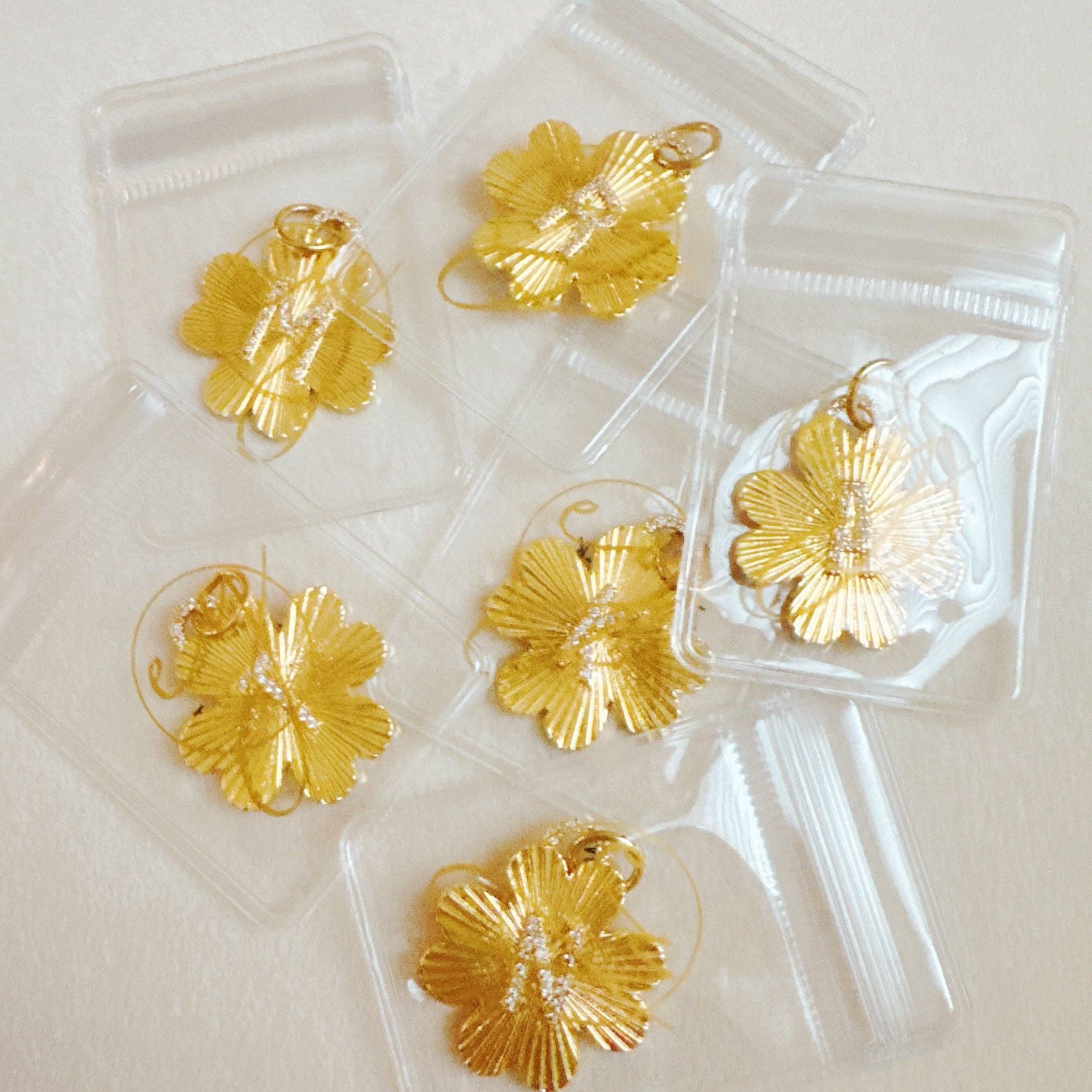 Ellison+Young - Venta al por mayor Abalorios/colgantes individuales - Colgante con clip sin costuras con iniciales de trébol6