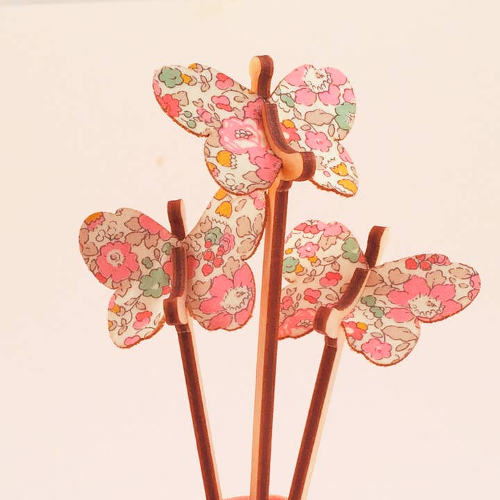 Eleanor Moss Studio – Engroshandel Kagepynt – Sommerfugle Betsy Ann Liberty of Lonodon Sæt med 3 toppe kage