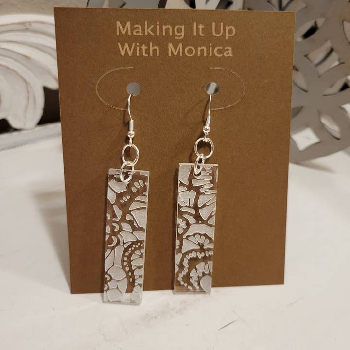 Ellie Joe Design Co - Venta al por mayor Pendientes colgantes - Pendientes acrílicos grabados con patrón de encaje
