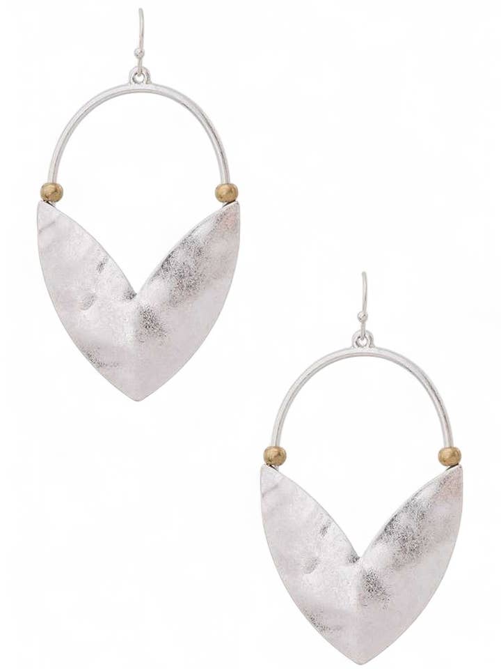 Øreringe med ikoniske udskæringer i distressed finish for engroshandel hos Artini Accessories