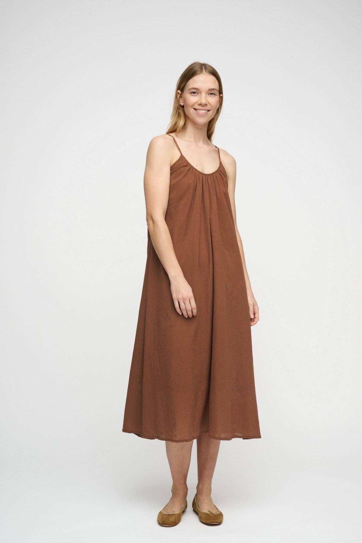 terracota escura Vestido midi feminino de gaze com alças para venda a revendedores na Faire3