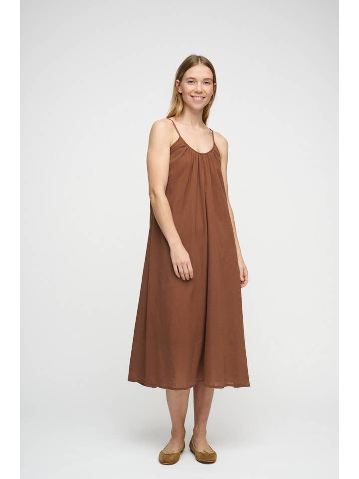 terracota escura Vestido midi feminino de gaze com alças para venda a revendedores na Faire3