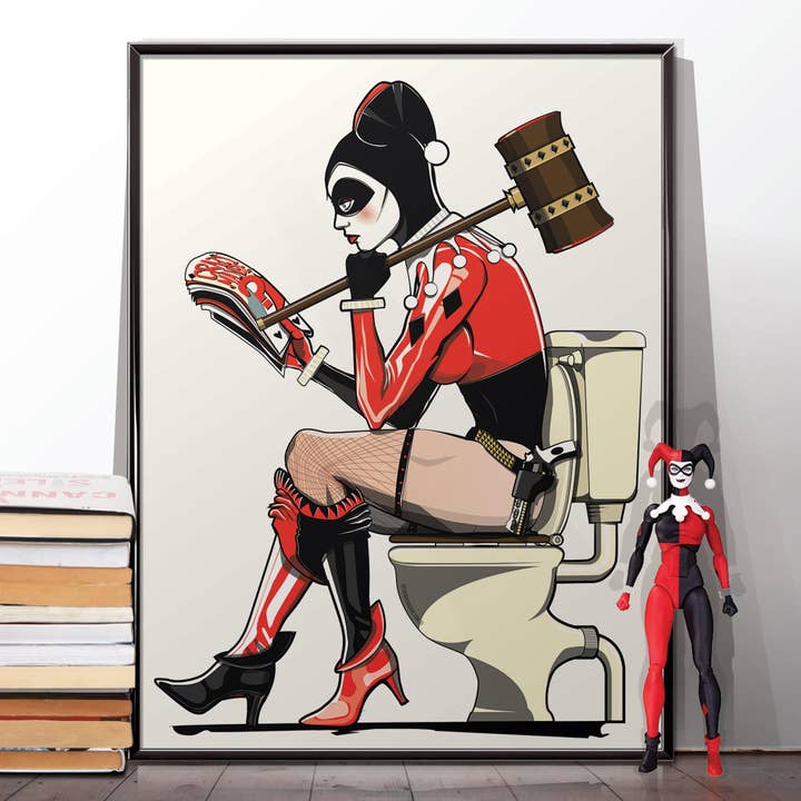 In The Washroom - Vendita all'ingrosso Poster - Stampa di Harley Quinn sulla toilette, poster da bagno.2