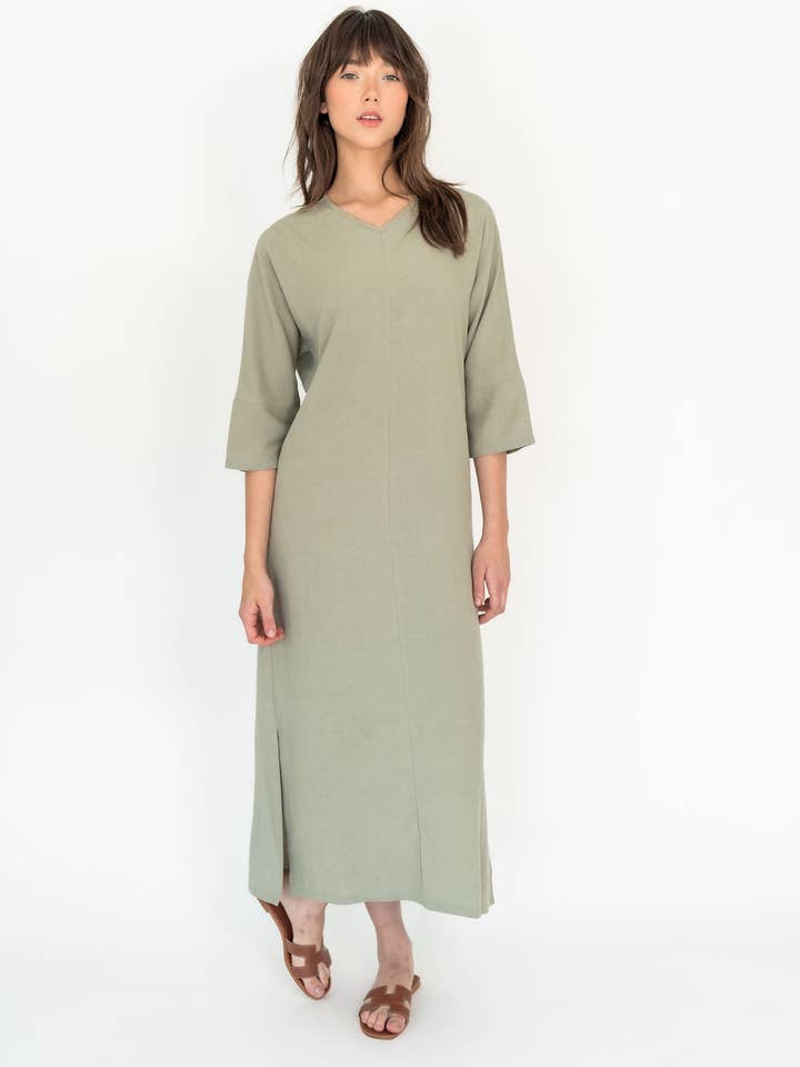 Robe Dolman maxi à col en V pour la vente par Recollection Brand