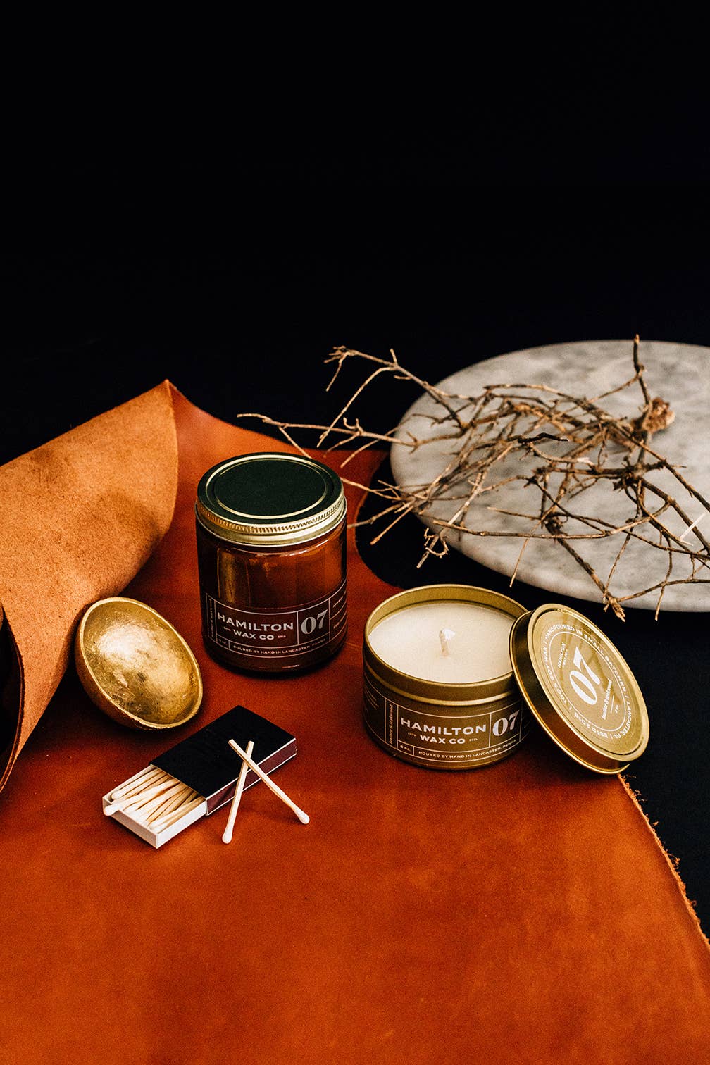 Hamilton Wax Co. - Vente Bougie en bocal - 07 Cuir & Teckwood - Bocal en verre ambré3