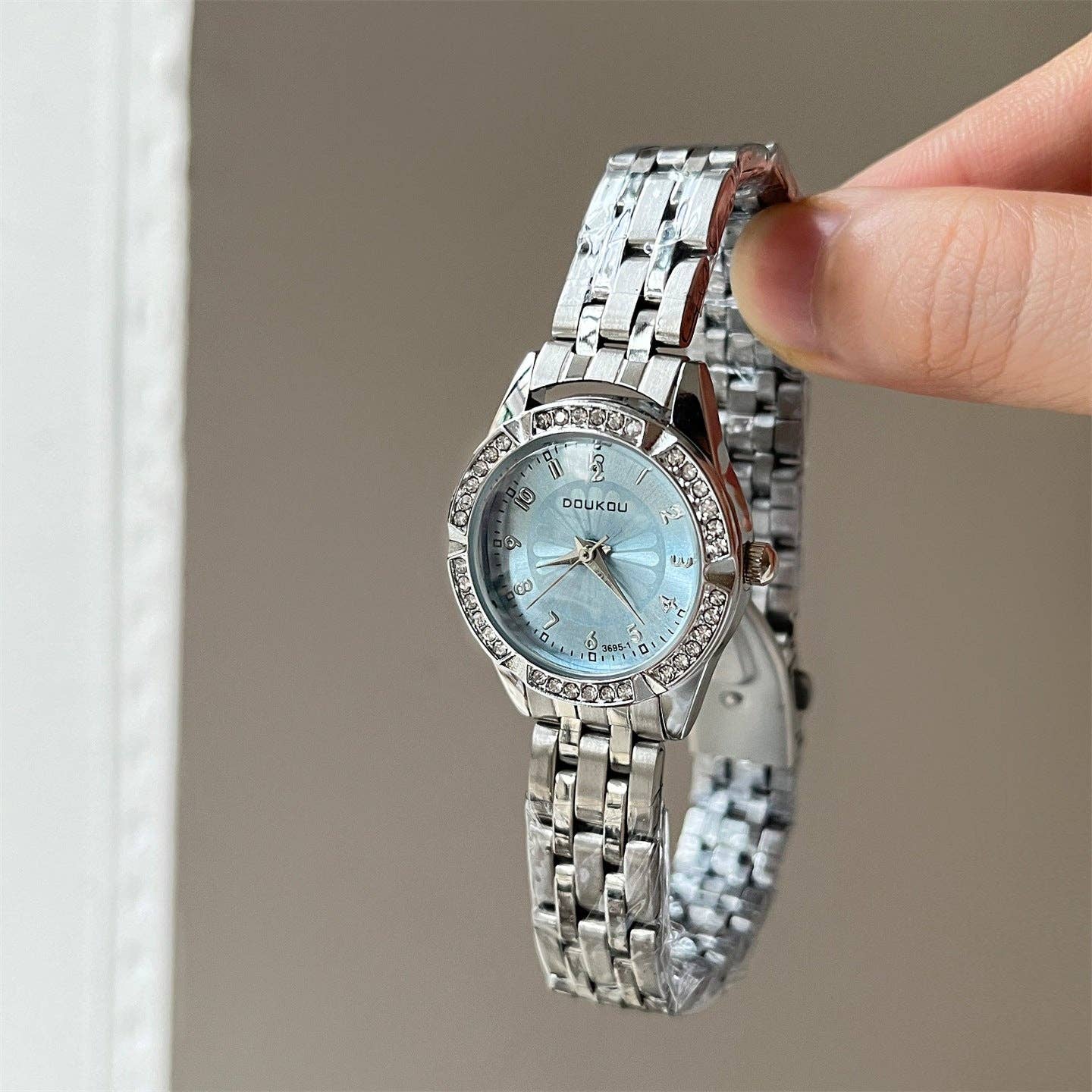 Dipped Shop – wholesale Wrist watch – Women's – Rhinestone Round Dial Chic Quartz Watch DP25F7543