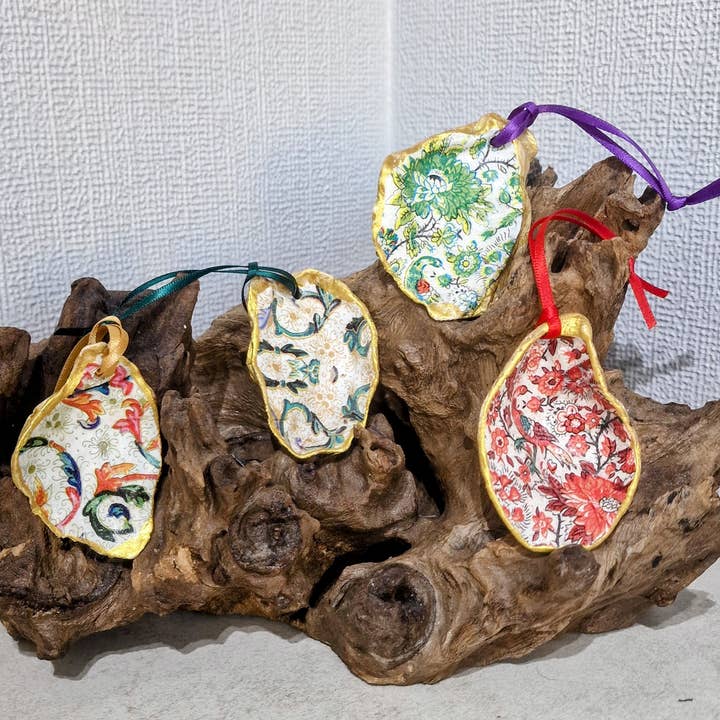 Bee my Oyster - Wholesale Ornament Set - Christmas Ornaments 4 x William Morris Oyster Shell Hanging