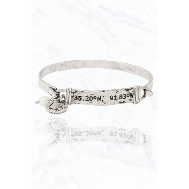 Suzie Q USA – wholesale Manschettarmband – Arkansas plats koordinater armband