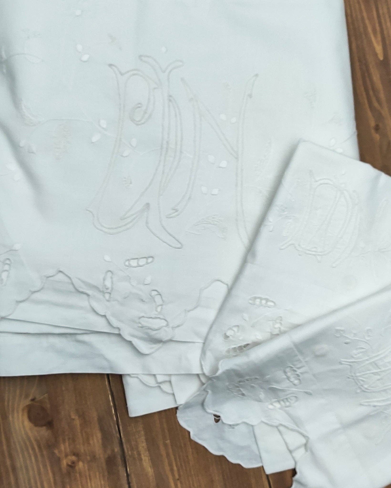 Heyfoo - Venta al por mayor Conjunto de ropa de cama - Sábanas dobles de lino blanco con bordado DN y fundas de almohada0