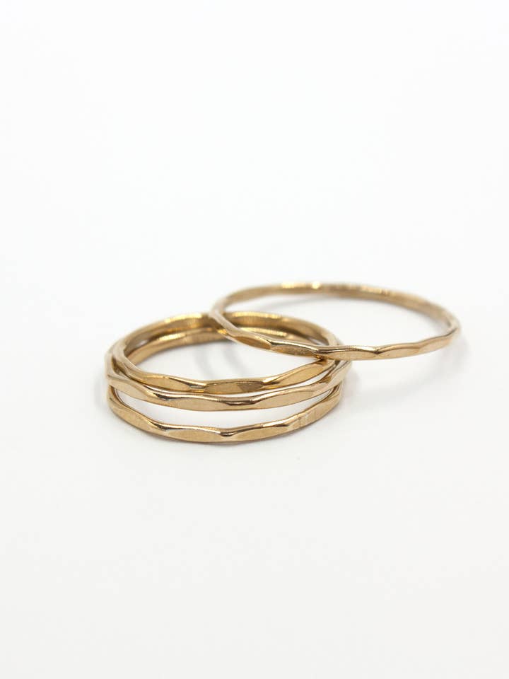 Anello sottile in oro sfaccettato, riempito in oro 14k per la vendita all'ingrosso da parte di Pure Indigo Design