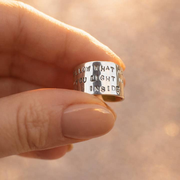 925er Silberring mit Gravur – Folge dem, was dich von innen heraus erleuchtet für den Großhandel von MARLAH