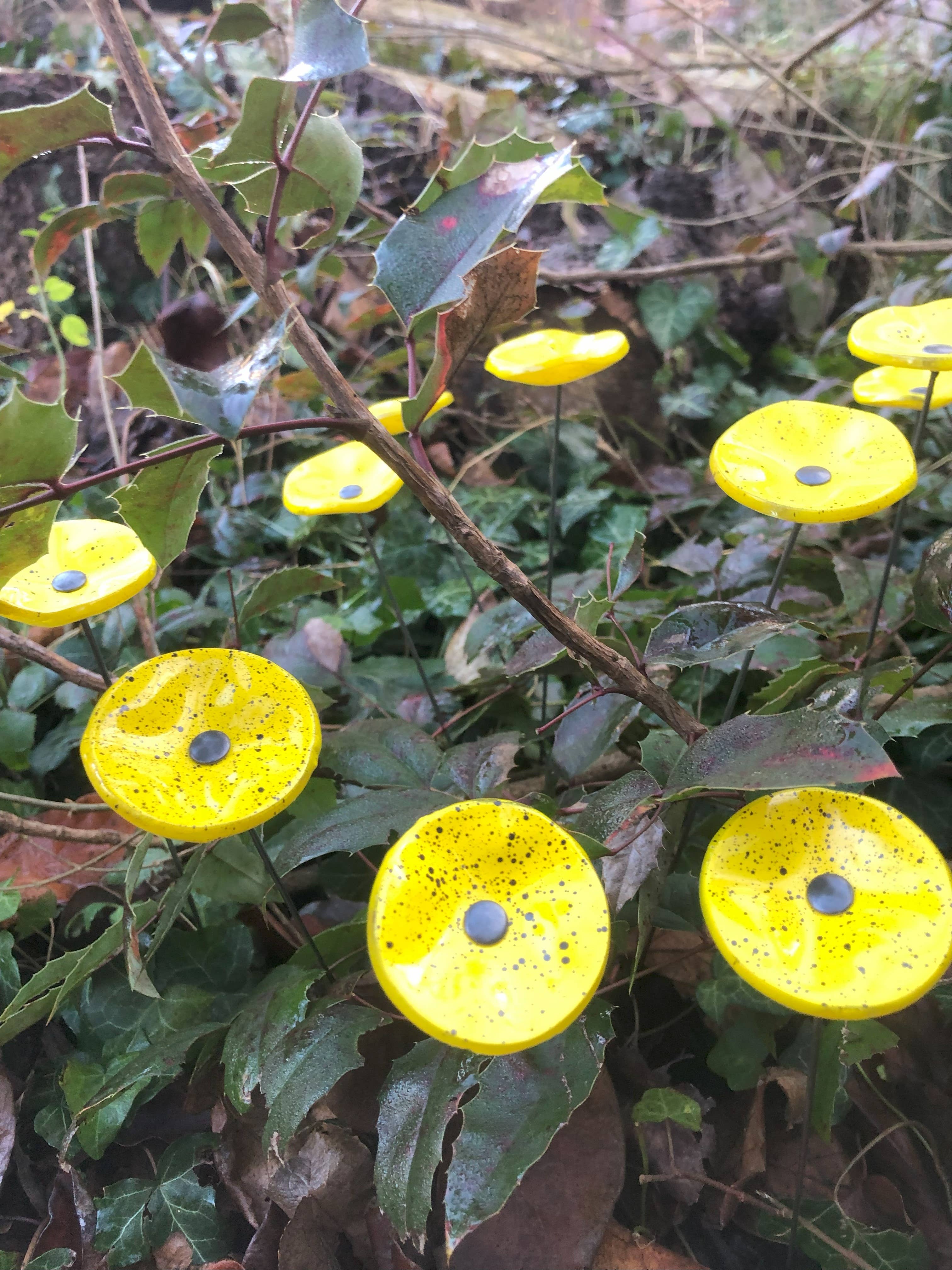 CARNEOL GLASS - Wholesale Garden/Lawn Stake - Small Glass Flower For Outside IN yellow-black5