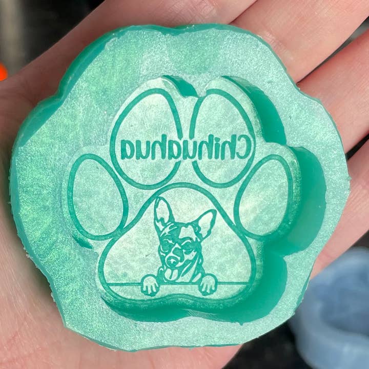Moule en silicone imprimé patte de chihuahua fait main pour la vente par Devine Silicone Moulds