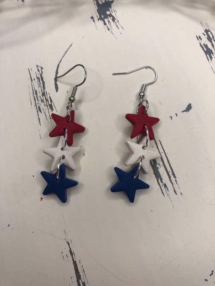 Pendentifs en forme d'étoile rouge, blanche et bleue pour la vente par Buzzy bee clay