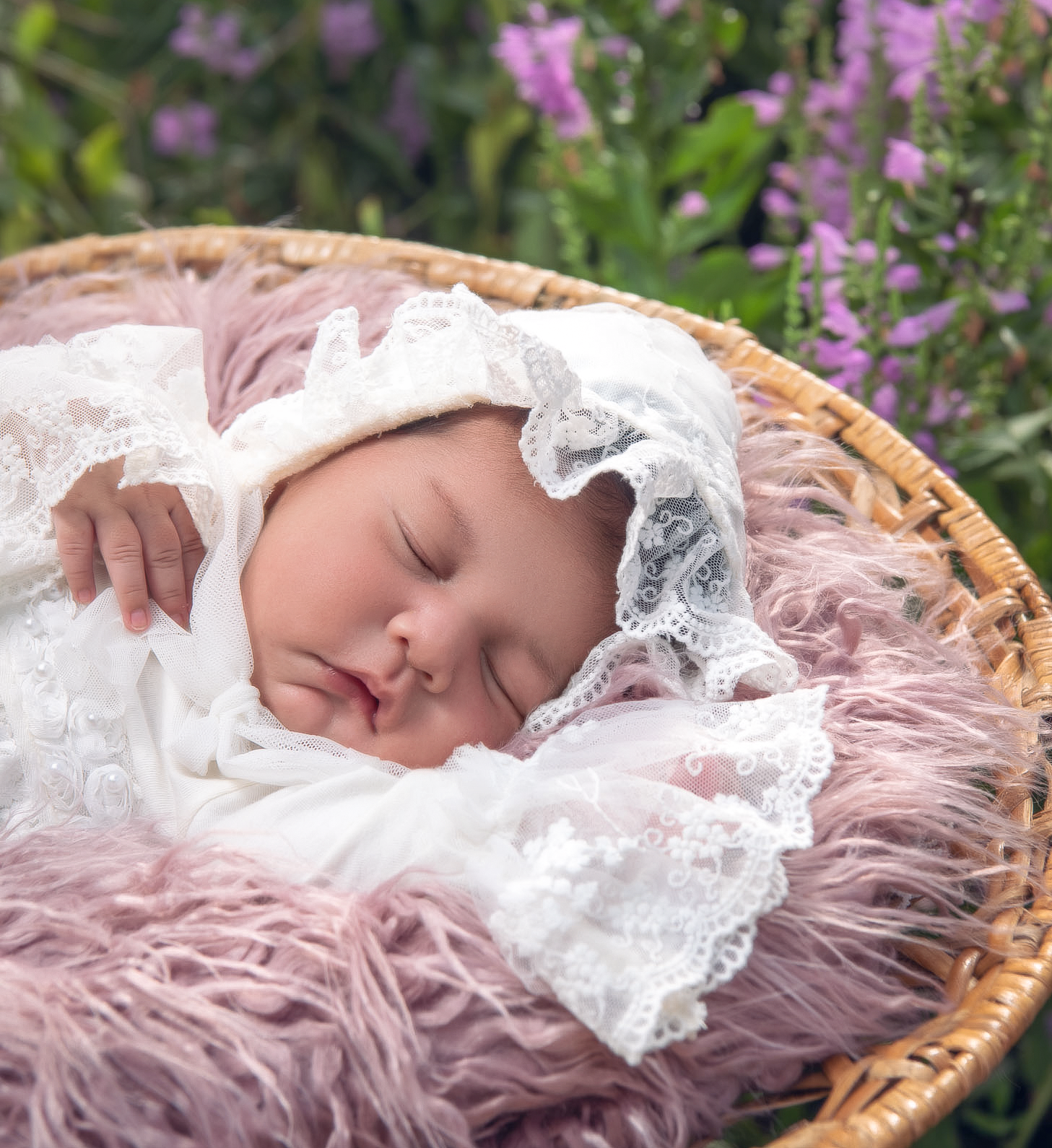 Haute Baby - Wholesale Mutsje met bandje onder de kin - baby's - Haute Baby Anna Corinne babymutsje1