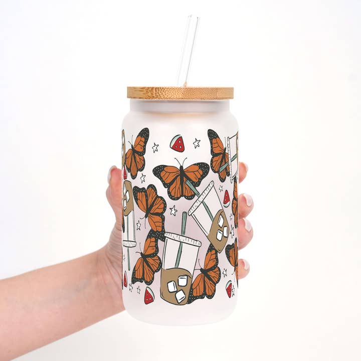 Tazza con Coperchio e Cannuccia Iced Coffee & Butterflies per la vendita all'ingrosso da parte di Sip-Sip Hooray!