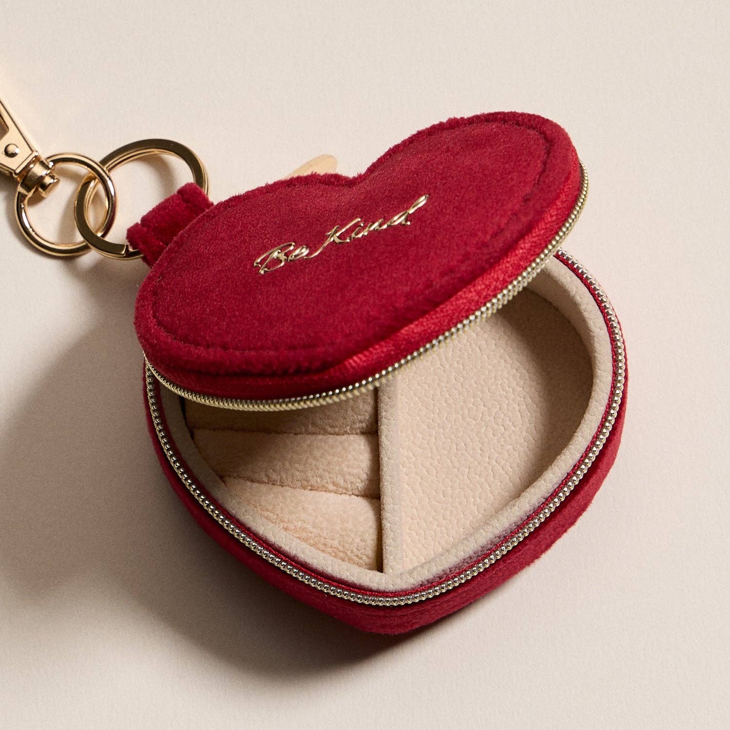 RD Estojo de Viagem para Joias em Forma de Coração com Porta-Chaves – Design "Be Kind" em Veludo Rosa para venda a revendedores na Faire1