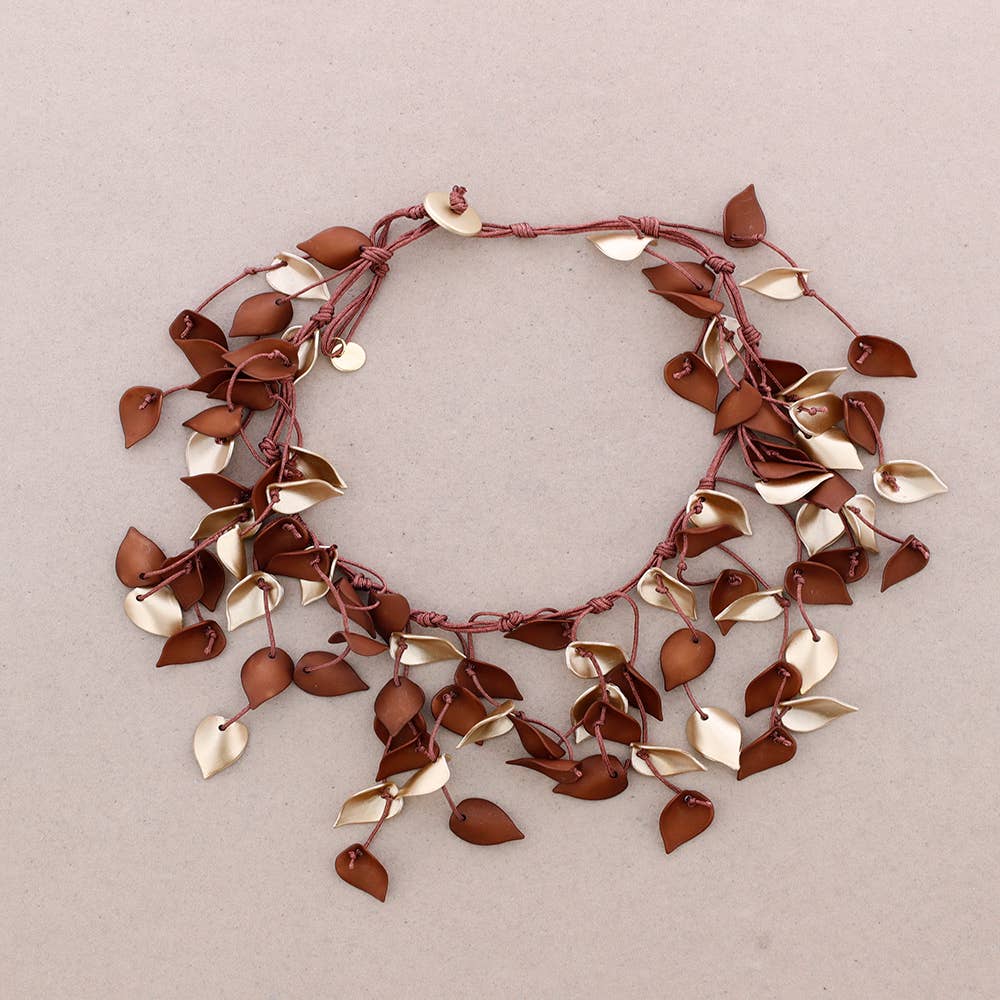 Sonata – Großhandel Halsband/Collier – Lange Halskette mit Blütenblatt-Anhängern aus Kunstharz11