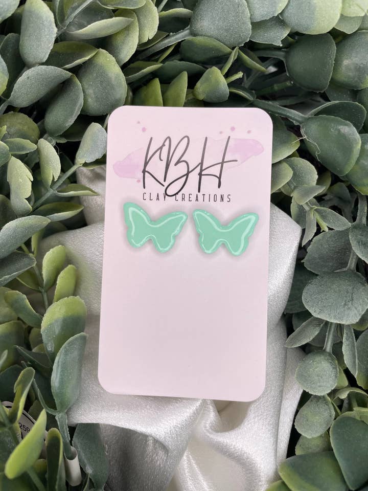 Boucles d'oreilles en argile faites à la main en forme de papillon scintillant pour la vente par KBH CREATIONS