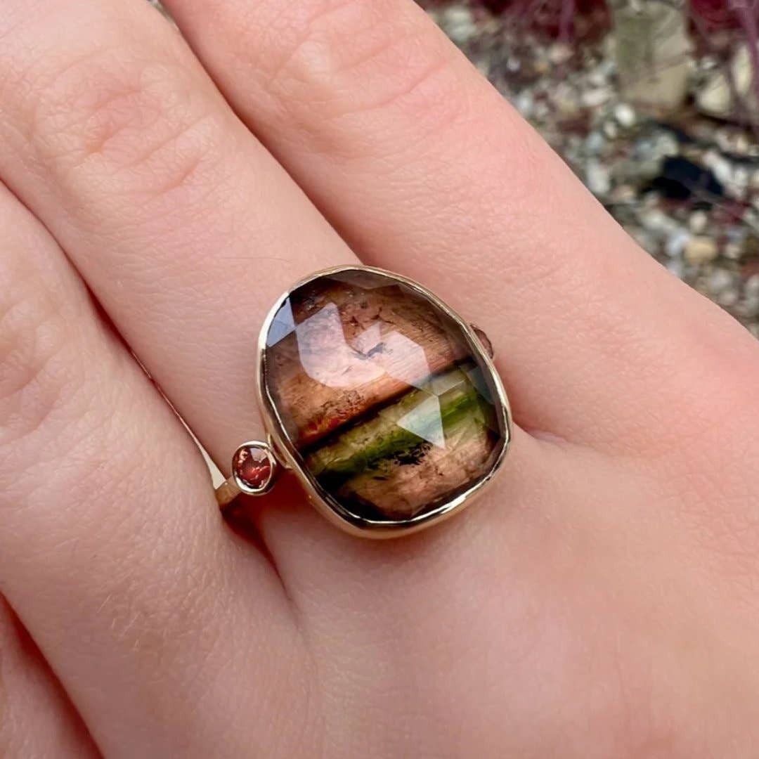 Emily Amey Jewelry - Vente Bague de cocktail/de cérémonie - Bague en tourmaline rayée vert olive et pêche avec saphirs orange en or 14 carats1
