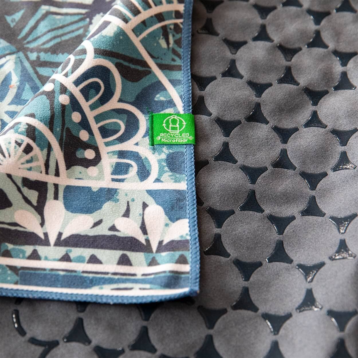 Divasya - Wholesale Yoga Towel - Yoga Towel Set | 1 Yoga Towel with Silicone Honeycomb Structure & 1 Face Towel | in 6 Colors9